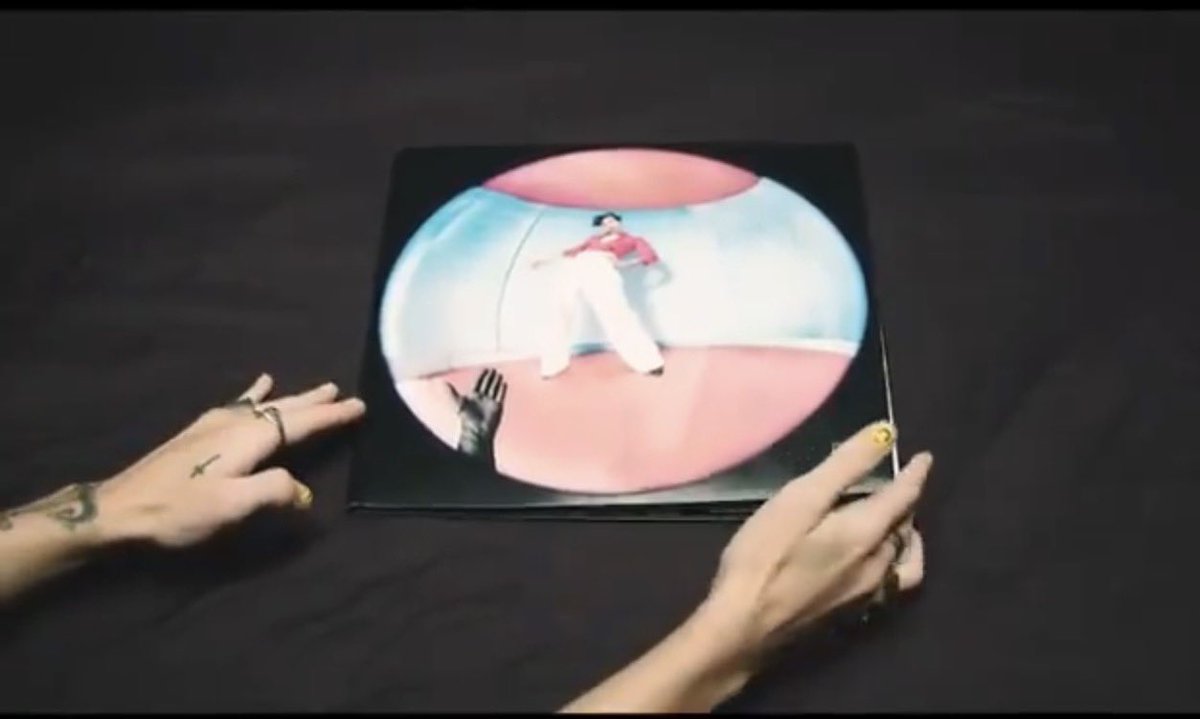 70sadoreharry's tweet photo. La delicadeza con la que toca sus albums como una pieza de arte https://t.co/Nut2di9UqU