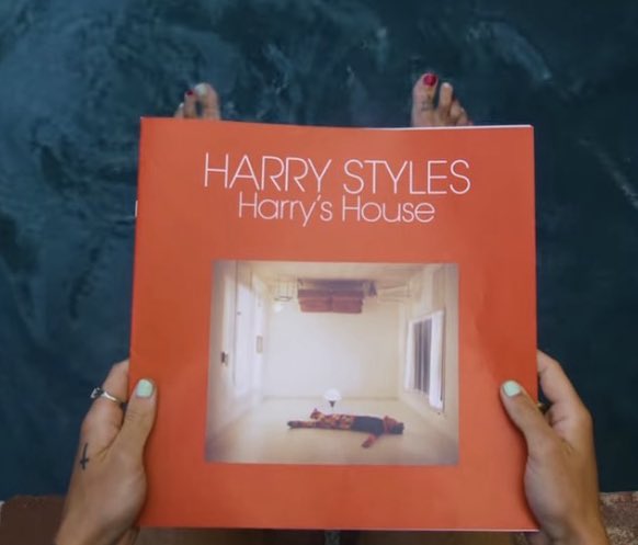 70sadoreharry's tweet photo. La delicadeza con la que toca sus albums como una pieza de arte https://t.co/Nut2di9UqU