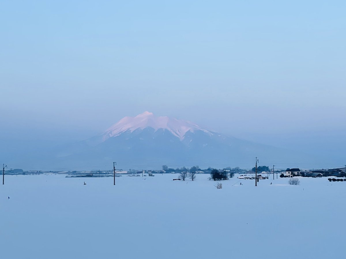 KASACO2010's tweet image. ほんやりな岩木山
朝日を浴びて
薄いピンク色

青森の自然は
美しいなぁ！

おはようございます。
今日も素敵な一日を！