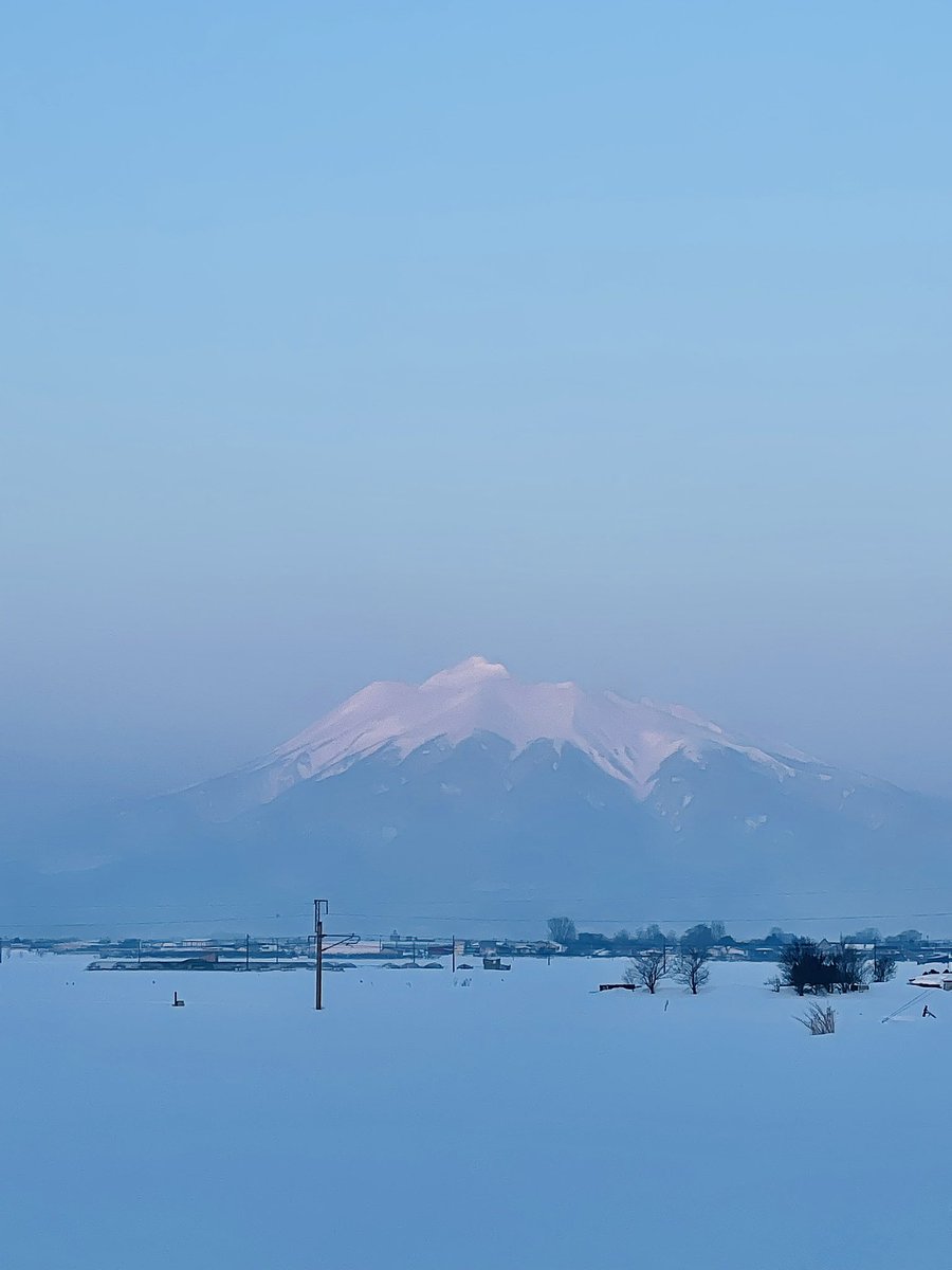 KASACO2010's tweet image. ほんやりな岩木山
朝日を浴びて
薄いピンク色

青森の自然は
美しいなぁ！

おはようございます。
今日も素敵な一日を！