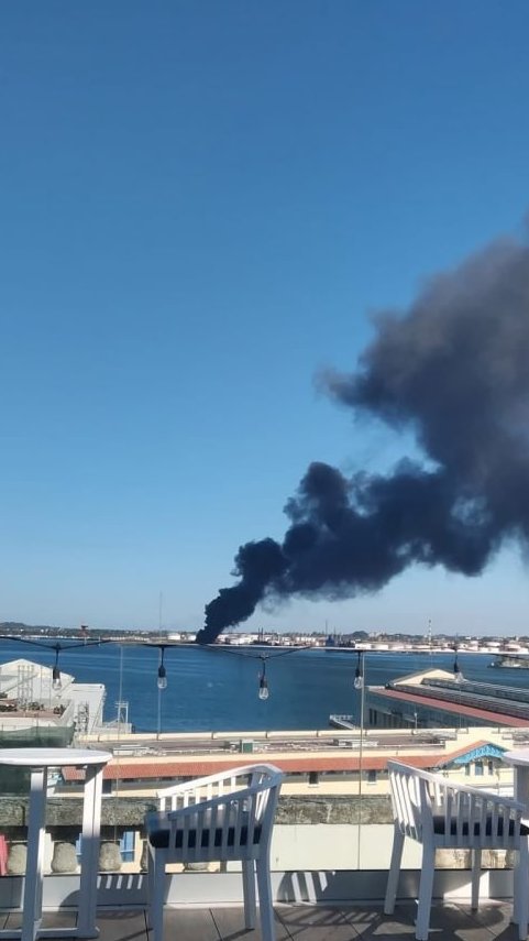 ProudSocialist's tweet image. BREAKING NEWS: A massive fire has erupted at Cuba’s largest oil refinery in Havana.

This is happening at the same time the U.S. is economically terrorizing Cuba by blocking all oil from entering the country.

This has CIA sabotage written all over it.