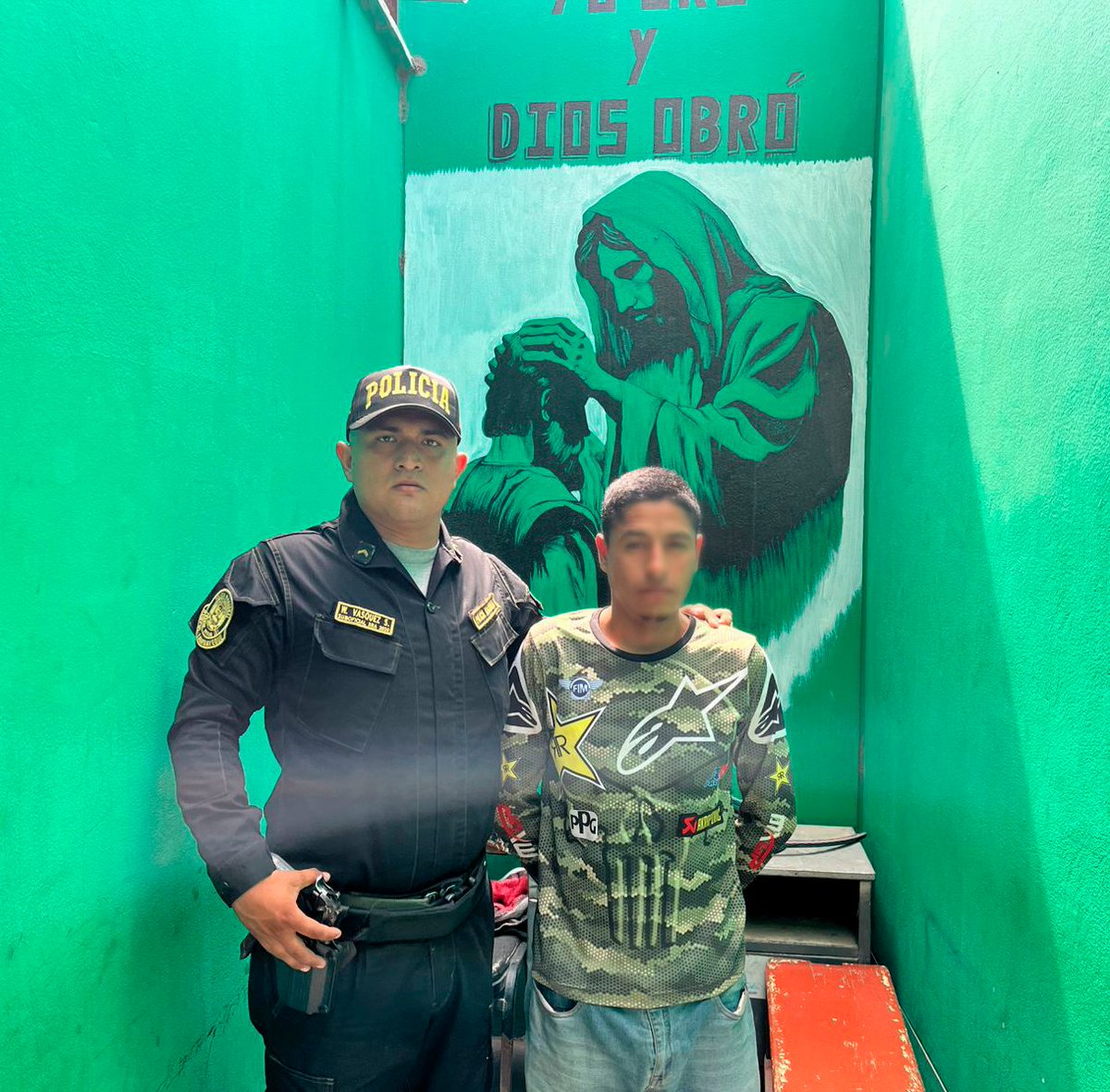 RegPolLamb's tweet photo. #Chiclayo🚨| Agentes de la Comisaría Campodónico, intervinieron a cuatro extranjeros que serían parte de una banda criminal dedicada a la extorsión en la modalidad del “gota a gota”. Se incautó dinero en efectivo, boletas de crédito “Pegaso”, celulares y motocicletas. https://t.co/jhRiosBRVW