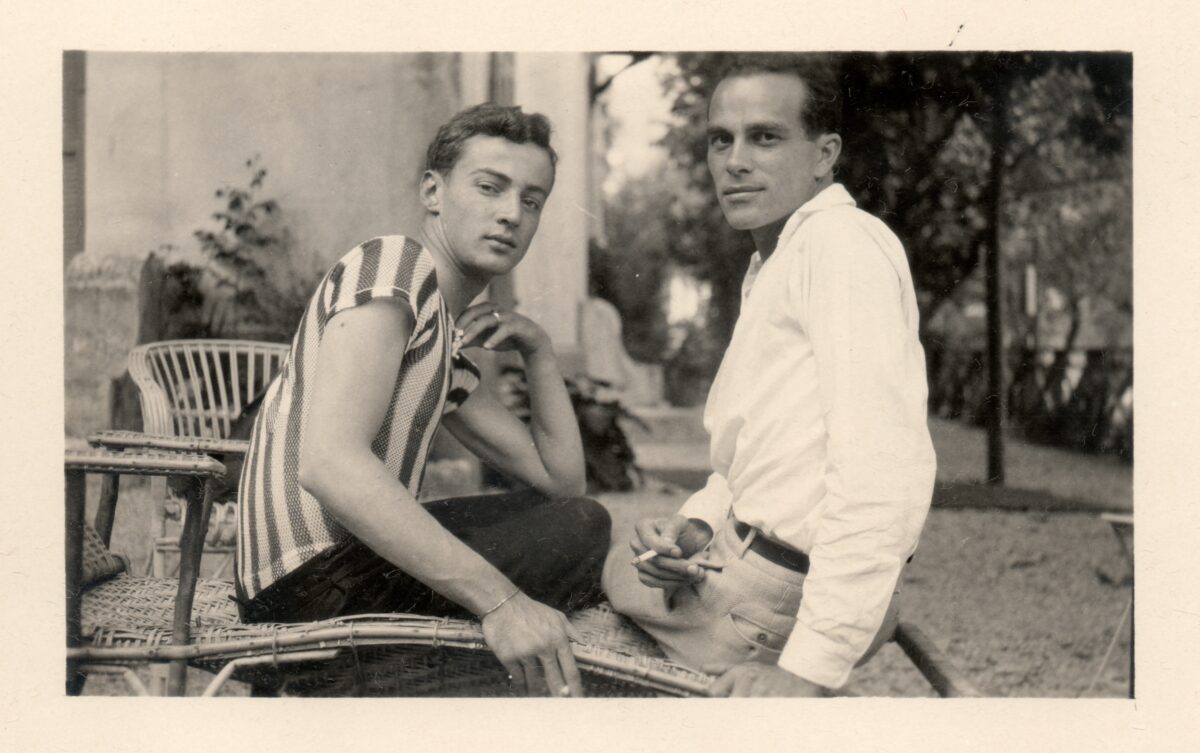 El 13 de febrero de 1899 nació Monroe Wheeler en Chicago, Illinois.
Fue editor y curador pionero del Museum of Modern Art (MoMA).
📷 George Platt Lynes, con playera de rayas, y el editor Monroe Wheeler en 1928, año en que inició su romance. 
🌈✨