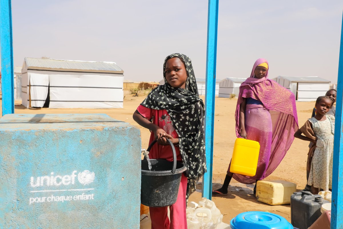 UNICEFChad's tweet photo. Access to safe water💦 was an urgent need for over 20,000 Sudanese refugees in Dougui, eastern #Chad.

With funding from @UNCERF ,  @UNICEF with support from local partners, installed four solar water supply systems, improving water access, hygiene and dignity for families. https://t.co/jbq0s7u0Cp