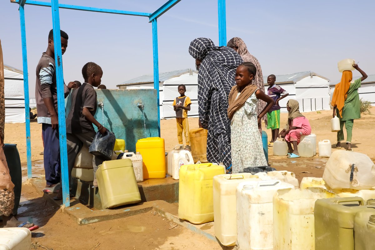 UNICEFChad's tweet photo. Access to safe water💦 was an urgent need for over 20,000 Sudanese refugees in Dougui, eastern #Chad.

With funding from @UNCERF ,  @UNICEF with support from local partners, installed four solar water supply systems, improving water access, hygiene and dignity for families. https://t.co/jbq0s7u0Cp