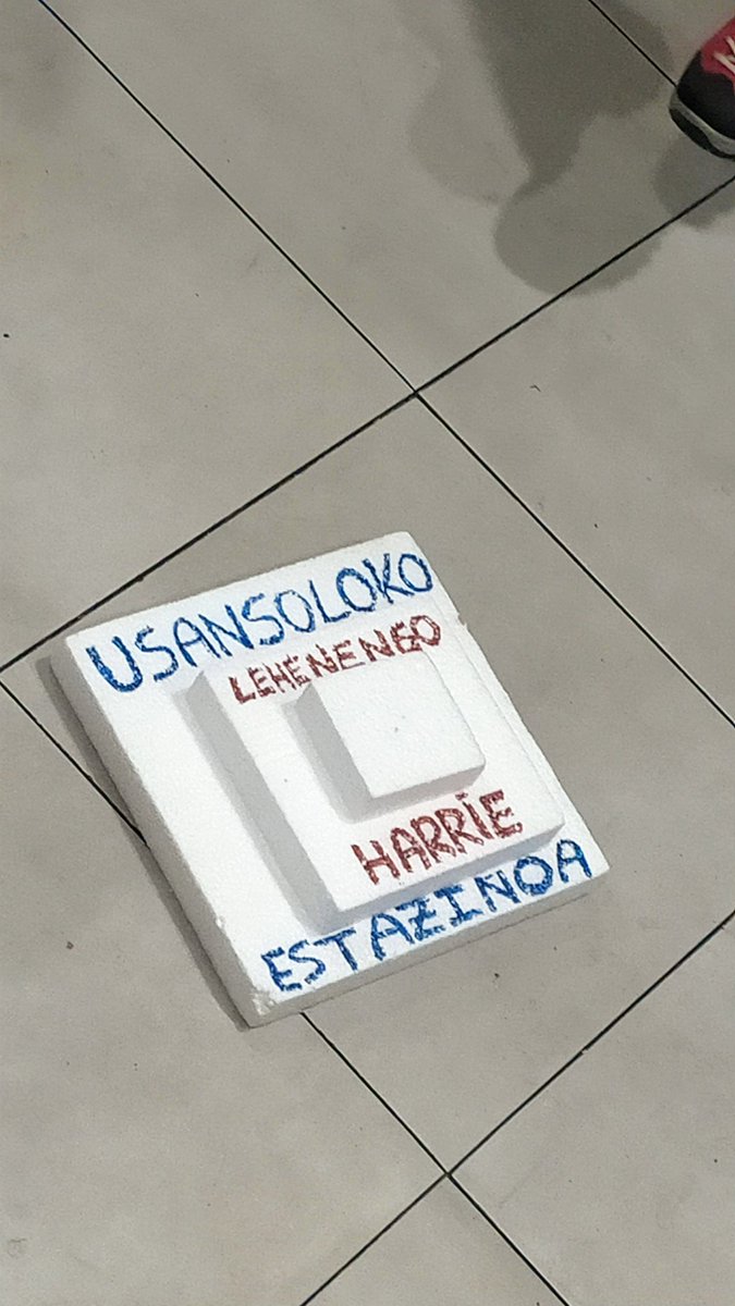 También se puede revindicar, disfrutando, con humor y alegría. 
En Usansolo hemos celebrado el carnaval con un lema: Usansolo quiere y necesita una estación en el centro del pueblo
#geltokiaerdigunean  <a href="/ETS_RFV/">Euskal Trenbide Sarea - Red Ferroviaria Vasca</a> <a href="/UsansoloHerria/">Usansolo Herria</a> <a href="/ehbilduusansolo/">ehbilduusansolo</a> <a href="/socialistavasco/">Socialistas Vascos - Euskal Sozialistak / ❤️</a> <a href="/eajpnv/">EAJ-PNV</a> <a href="/Bizkaia/">Bizkaiko Foru Aldundia/Diputación Foral de Bizkaia</a>