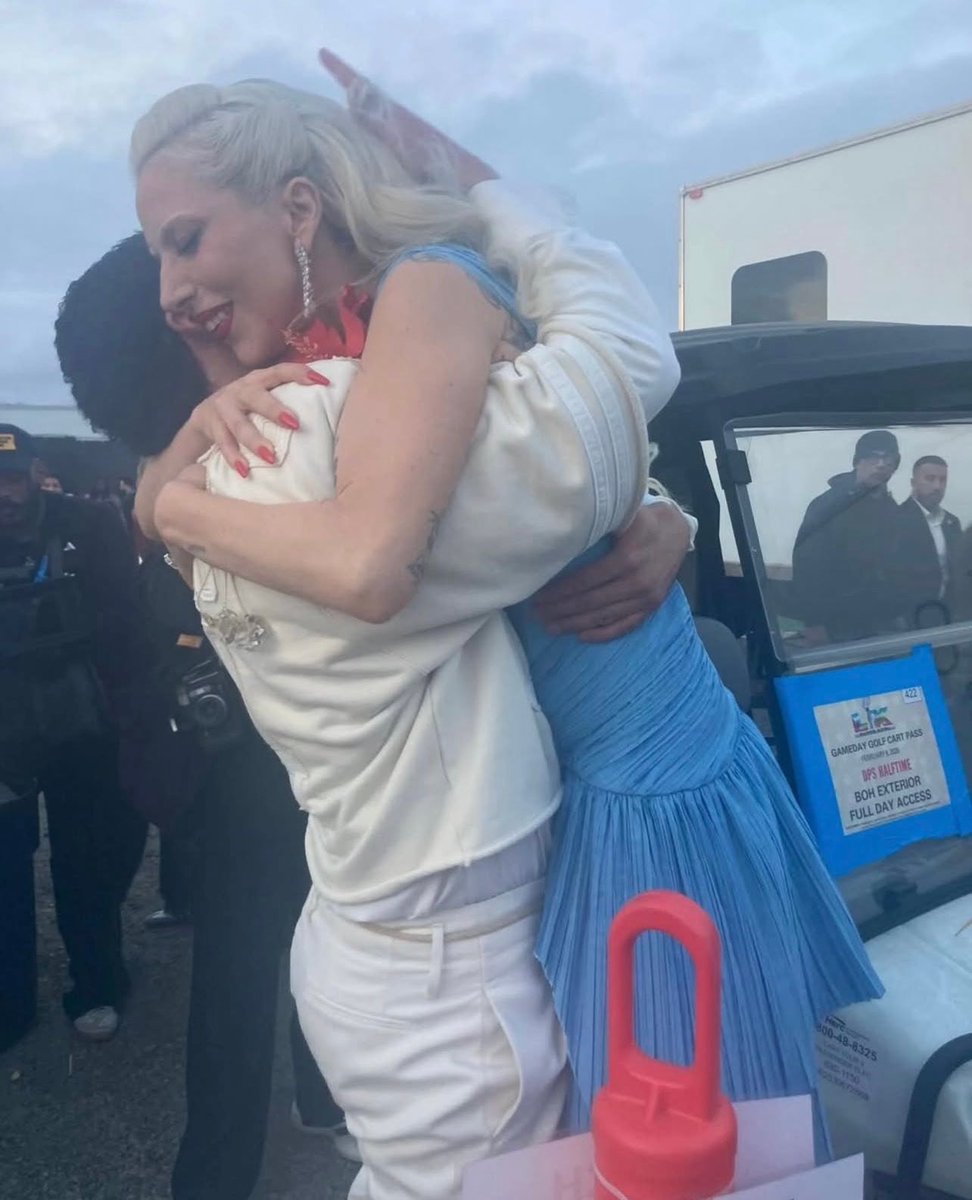 🩵😭 QUE LINDOS! Lady Gaga e Bad Bunny nos bastidores do Super Bowl 2026.