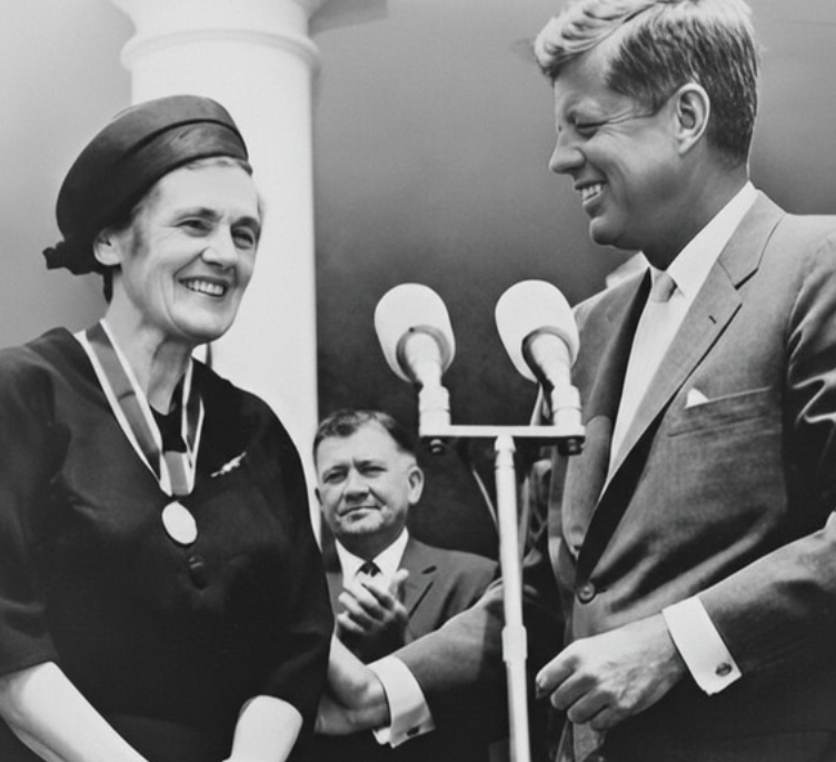 The hero of every drug developer....the lady who stopped thalidomide from entering the USA....Frances Kelsey

A true #FDA hero !!!

They laughed at her...they persecuted her...but she was the real hero

en.wikipedia.org/wiki/Frances_O…