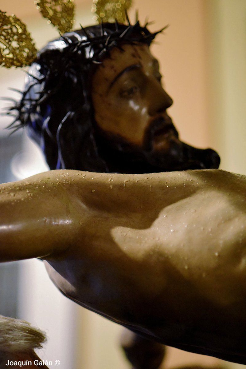 #Sevilla | 🟠 La lluvia se hizo presente en el Vía Crucis del Cristo de las Siete Palabras. 

📷 <a href="/JoaquinGalanE/">Joquín Galán Estévez</a> <a href="/apasomuda/">A Paso Muda</a> 

#SSantaSevilla26 #SSanta2026  #Cuaresma