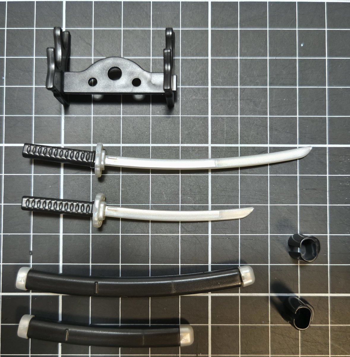 ms00632368's tweet photo. ダイソーで「ぬい用　刀」買ってみた。
持ち手の加工は必要だけどSDガンダムにぴったり。
これはいいね！ https://t.co/W1fCNa4EC1