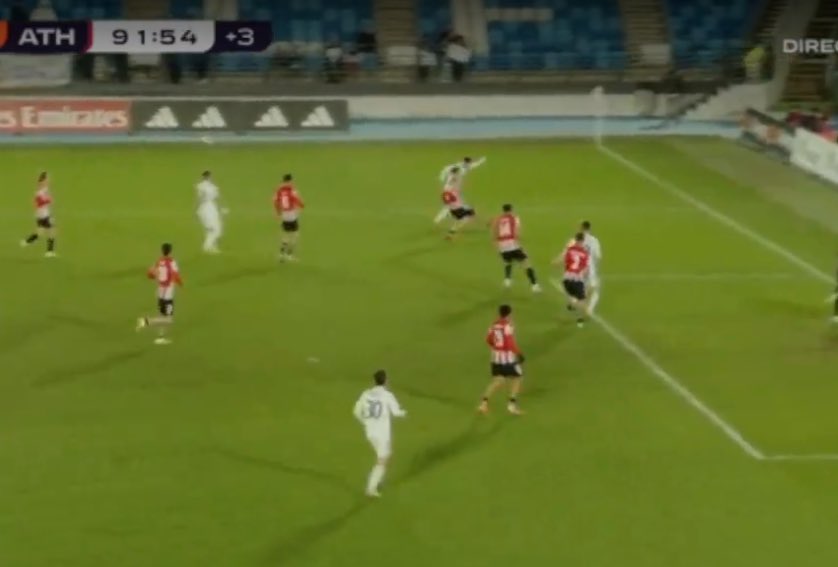 El Bilbao Athletic cae ante el Real Madrid Castilla con este gol en claro fuera de juego. 

Escandaloso.