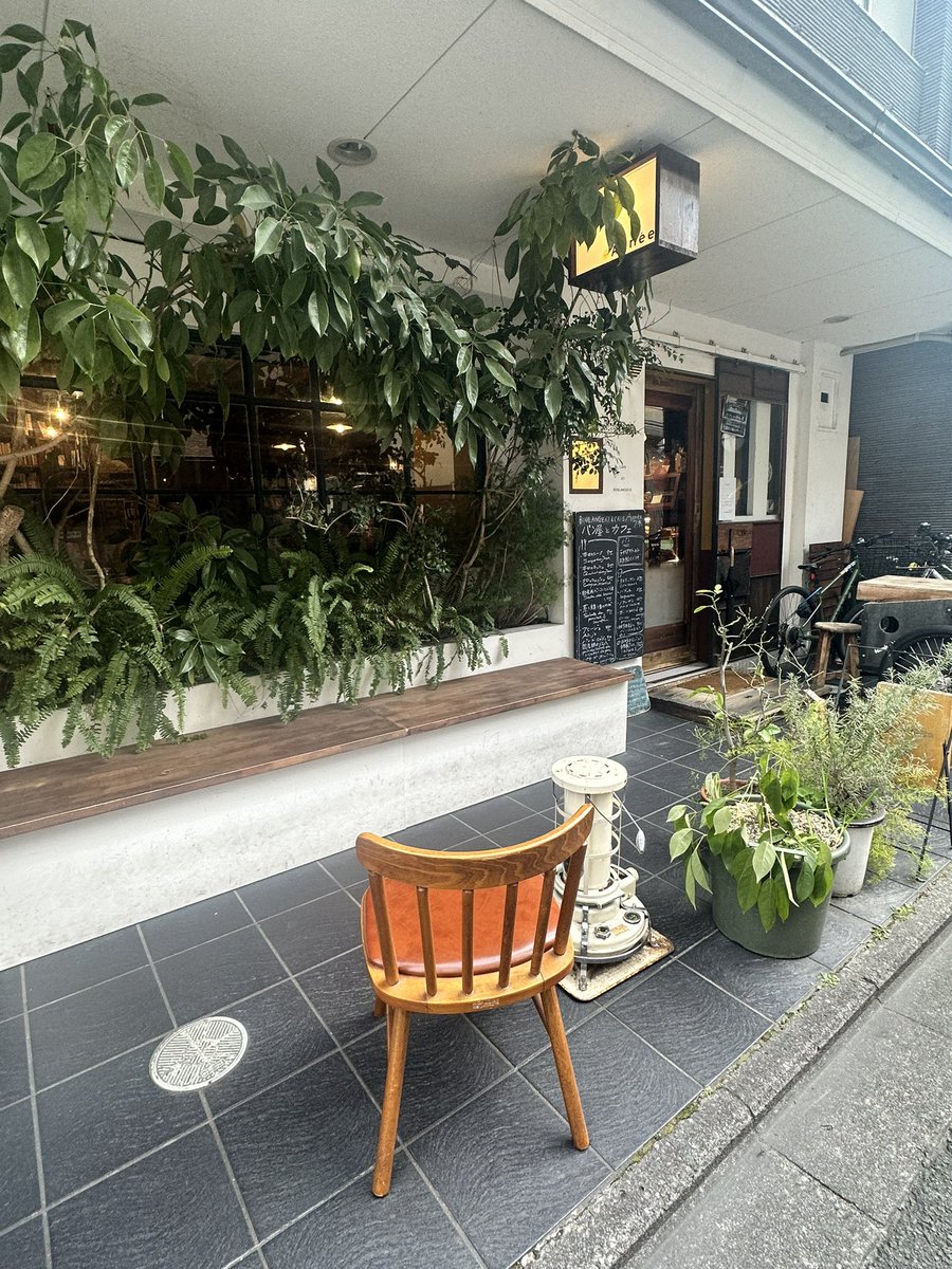 satokoonoe's tweet image. 以前、門上さんが美味礼讃でご紹介下さった京都の #茄子おやじ花レ へ🍛
食べている横でレコードが回っています。門上さんの時は確かジャズだったような。私が行った時は宇多田ヒカルさんのレコードでした。チャーべさんの絵も飾ってありました。
さらに近くの大好きな #Année でパンを🥐
#おのえ765