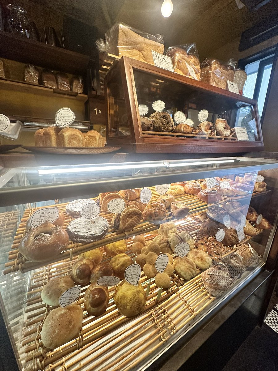 satokoonoe's tweet image. 以前、門上さんが美味礼讃でご紹介下さった京都の #茄子おやじ花レ へ🍛
食べている横でレコードが回っています。門上さんの時は確かジャズだったような。私が行った時は宇多田ヒカルさんのレコードでした。チャーべさんの絵も飾ってありました。
さらに近くの大好きな #Année でパンを🥐
#おのえ765