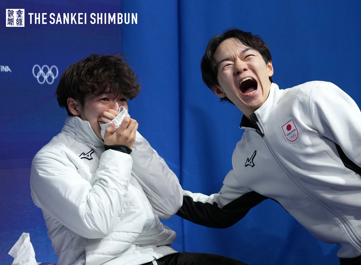 Sankeiphoto_TYO's tweet photo. 【ミラノ・コルティナ冬季五輪】
フィギュアスケート男子で鍵山優真選手が銀メダル、佐藤駿選手が銅メダルを獲得しました。
写真はメダルが決まり、佐藤選手（左）を祝福する鍵山選手。 https://t.co/qf4rQ4y2qR