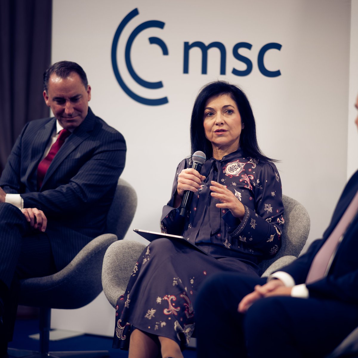 MunSecConf's tweet photo. In a panel discussion moderated by @_HadleyGamble, @kayikwambaT, @EspenBarthEide, @pabloquirno, Katherina Reiche (@BMWE_) & Jarrod Agen discussed the geopolitics of natural resources.

Watch the full panel: https://t.co/YzaZN0FkgF