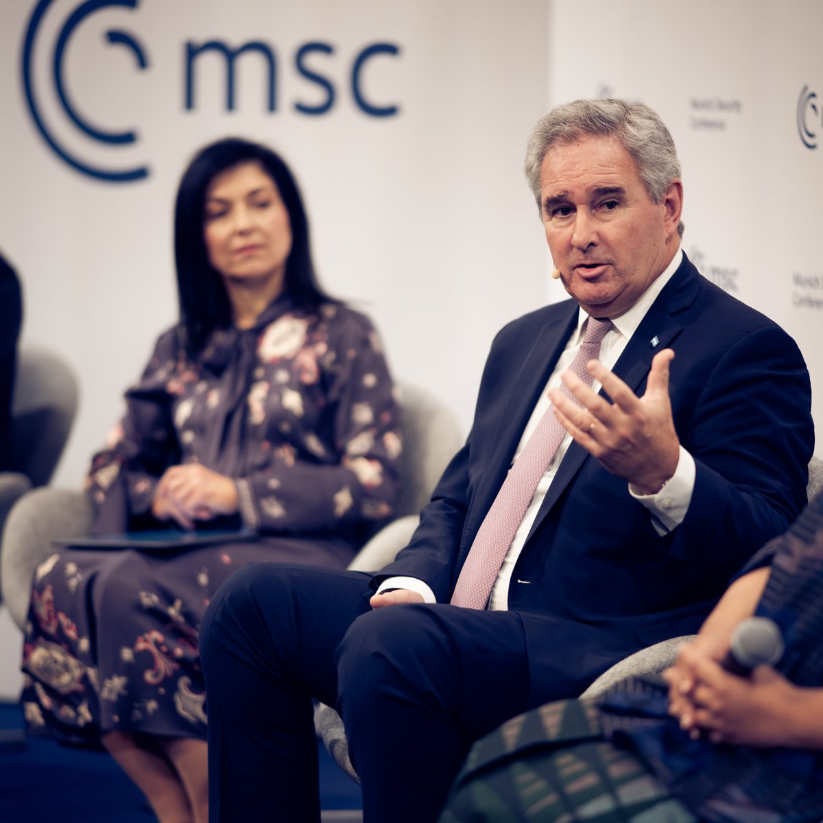 MunSecConf's tweet photo. In a panel discussion moderated by @_HadleyGamble, @kayikwambaT, @EspenBarthEide, @pabloquirno, Katherina Reiche (@BMWE_) & Jarrod Agen discussed the geopolitics of natural resources.

Watch the full panel: https://t.co/YzaZN0FkgF