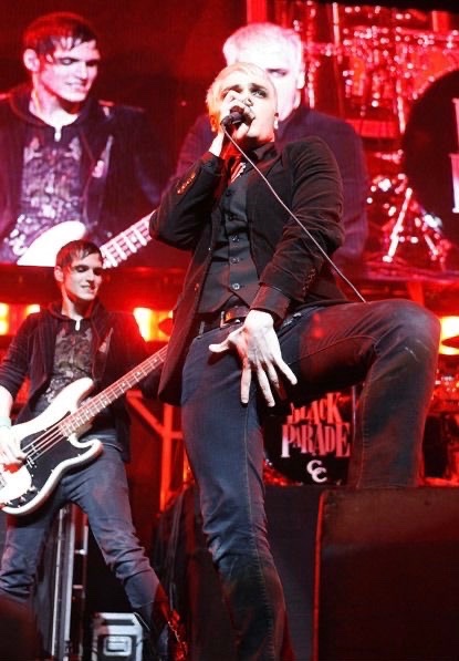 daily gerard thighs (@geethighs) on Twitter photo 