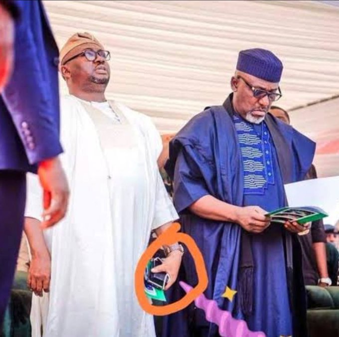 Minister of power uses a power bank. E don Sup😂😂