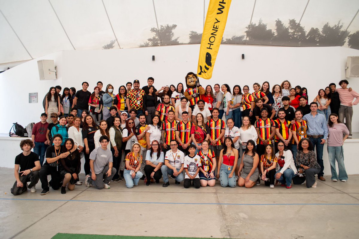 LeonesNegrosCF's tweet photo. Qué decimos espectacular… MAGNÍFICO el recibimiento de hoy a la #RutaMelenuda en la 📚 #Prepa15 @sems_udg. 😍

Gracias por todas sus atenciones, gracias por su garra, nos seguimos viendo este #DomingoDeLeones. 🏟️🇧🇪 https://t.co/yHOQSC8ZKN