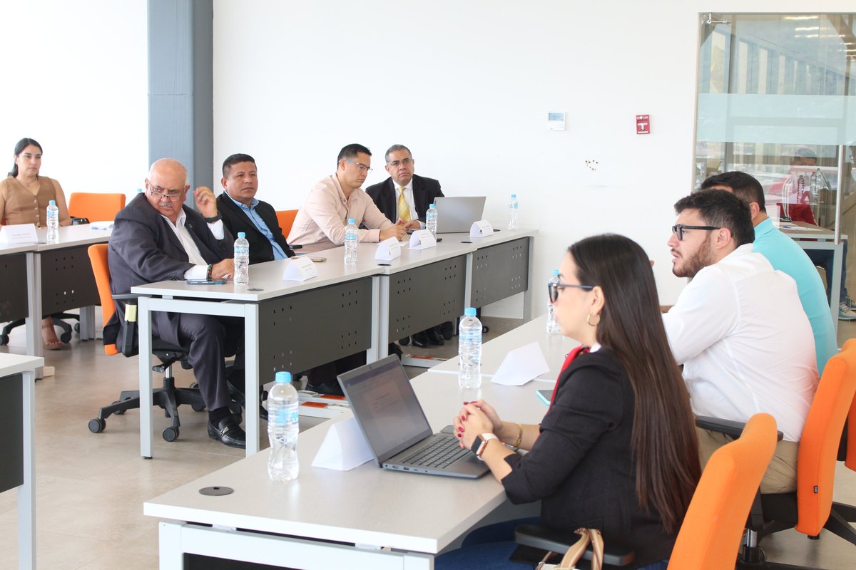 DinarpEc's tweet photo. Paolo Grijalva, director nacional lideró una mesa técnica de trabajo con Registradores mercantiles, de la propiedad y mixtos de la Zona 3. El Gobierno de #ElNuevoEcuador prioriza la atención personalizada con servicios de calidad en plataformas digitales y de manera presencial. https://t.co/3rbtS6fjuh