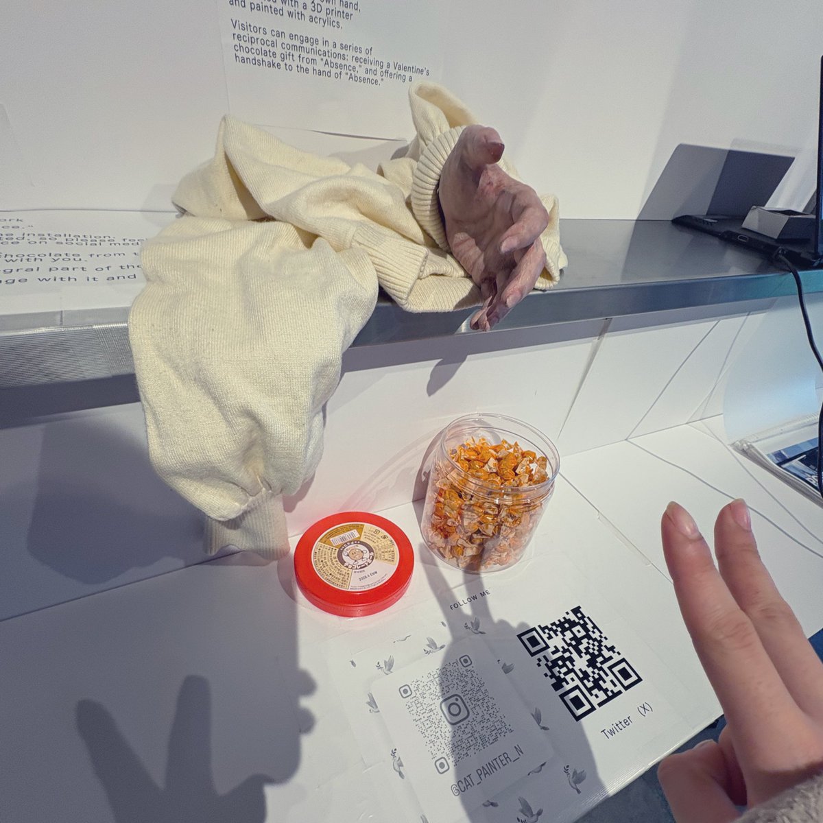 この作品の服部分について
実は、自分が普段最もよく使っている香水の香りを服に移すというところまで徹底してたりするので鼻のいい人なら通りすがる時に嗅覚でも"「不在」の存在"を感じられるかもしれない