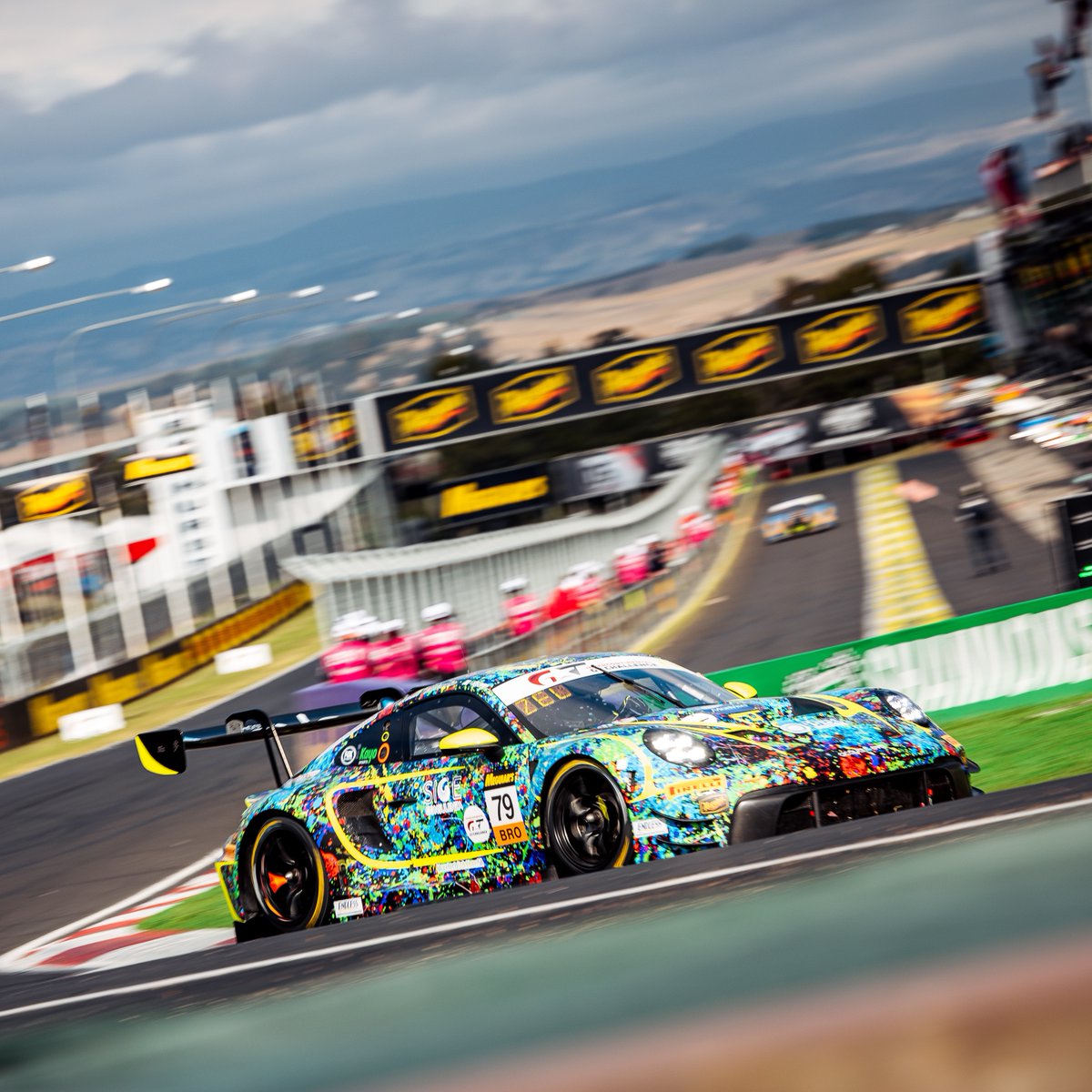 PorscheRaces's tweet photo. #IGTC - Saturday's @Bathurst12hour program began with #FP5. Here are the results for the 5 #Porsche #911GT3R:
P6 - #79 #TsunamiRTP21
P13 - #61 @EBMTeam
P14 - #86 @HighClassRacing
P15 - #911 @Absolute_Racing
P25 - #21 #HerberthMotorsport
Next stop: #FP6 (10:05 am local/0:05 CET).
Live stream: https://t.co/VzGO1OuUKC