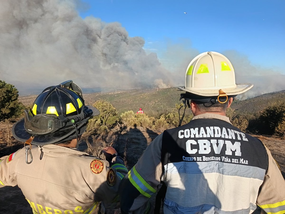 🚨 EMERGENCIA | Comandante Héctor Cáceres se mantiene a cargo de Segunda Alarma de incendio forestal declarado en sector Fuerte Aguayo. Preliminarmente 30 has afectadas por fuego violento. Los Aromos 1, Los Peumos y Don Maximiliano evacuados mediante alerta SAE.