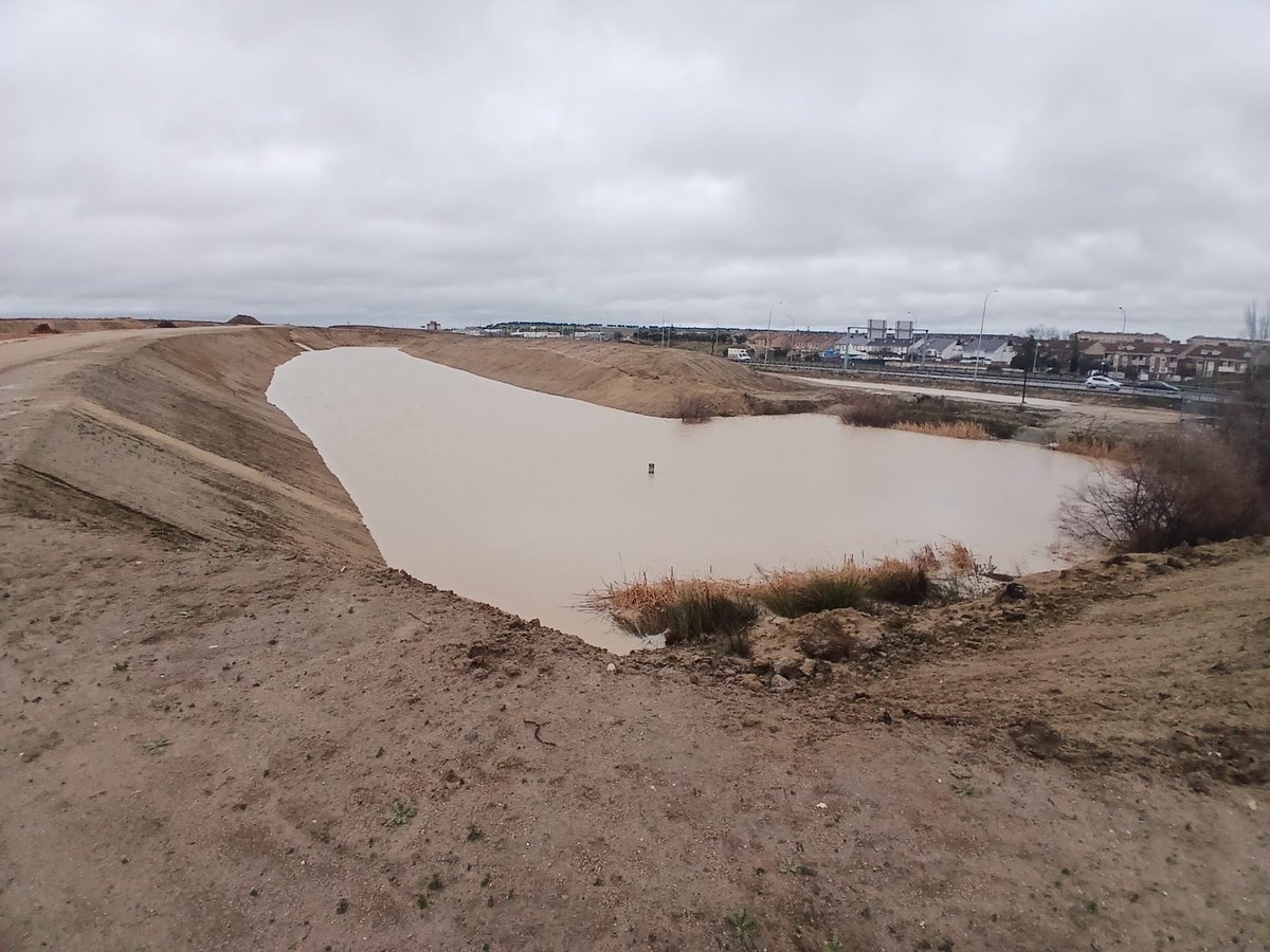 Ramonjurado's tweet photo. En estos días tan lluviosos que estamos viviendo en #Parla hemos tenido la oportunidad de poner a prueba la balsa de agua en las primeras obras de urbanización del PAU-5.

Se trata de una balsa de aguas pluviales para contener la corriente del arroyo Salmoral que en algunas ocasiones ha contribuido a inundar el barrio de La Laguna y la carretera A-42.

El esfuerzo se ha hecho desde el Ayuntamiento Parla, especialmente desde la Concejalía de Urbanismo de Bruno Garrido Pascual, y permite que hoy toda esa agua esté contenida y canalizada.

Esto no es palabrería, son hechos.