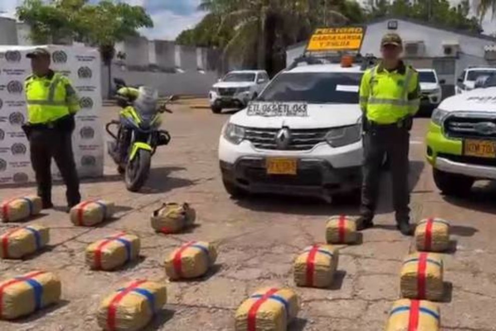 Un operativo policial permitió sacar de circulación más de un millón de dosis de marihuana que eran transportadas en una camioneta abandonada en este corredor estratégico entre Bogotá y Cundinamarca. Más información cristalinacundinamarca.com/post/incautan-…