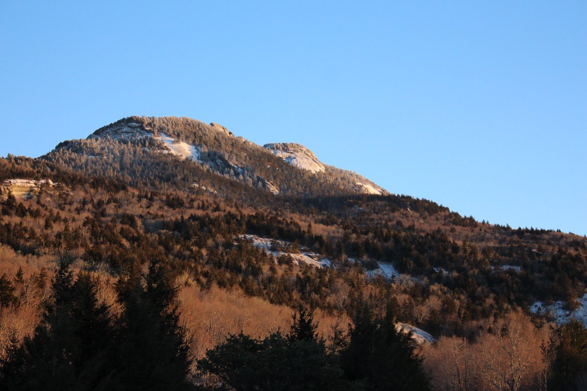 nccabin's tweet photo. 📍- Grandfather Mountain from the Blue Ridge Parkway
#GrandfatherMountain #CarolinaCabinRentals https://t.co/px1g9CyRRE