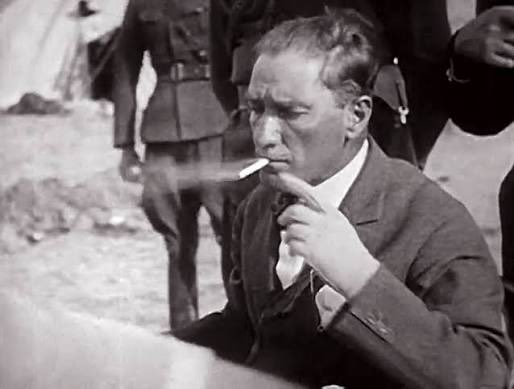 Atatürk’ün “Eşini mesut edebilecek herkes evlenmelidir. Çoluk çocuk sahibi olmalıdır. Bana bakmayınız. Bu meselede örnek İsmet’tir. Benim hayatım başka türlü düzenlenmiştir. tecrübe ettim. Anladım ki bu iş benim başarabileceğim iş değilmiş.” demesinin ağırlığı var bu gece üstümde
