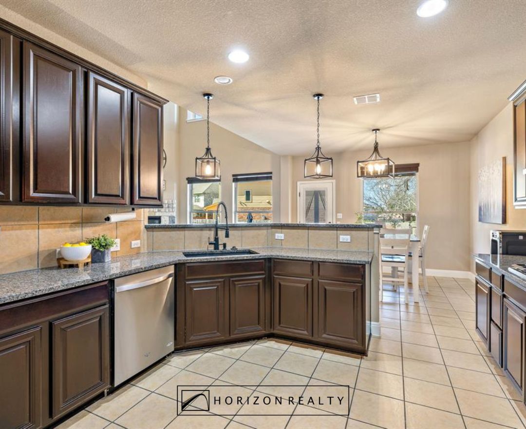 HorizonRealtyTX's tweet image. Horizon Agent, Krista Thompson just listed this spacious two-story home located in the highly desirable Parkside at Mayfield Ranch community, known for its welcoming atmosphere, beautiful green spaces, and resort-style amenities. #justlisted #realtor #HorizonRealty