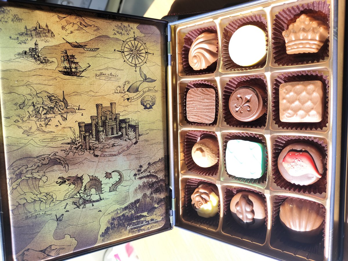 ハッピーバレンタインデー🍫

自分用にセルフバレンタインしちゃうもんねー！アッシュもリンハルトも2人とも甘いもの好きだからたくさん食べてね💕