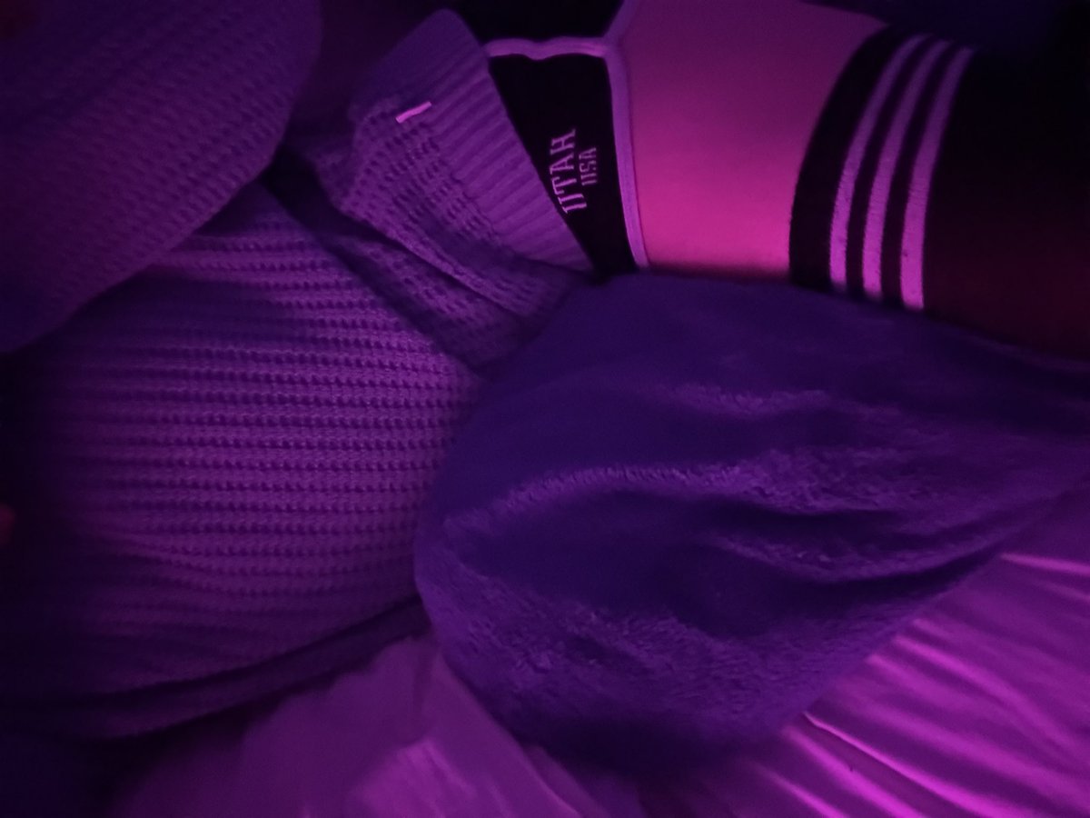 In its natural habitat, the shonk gets squished >:3
#femboy