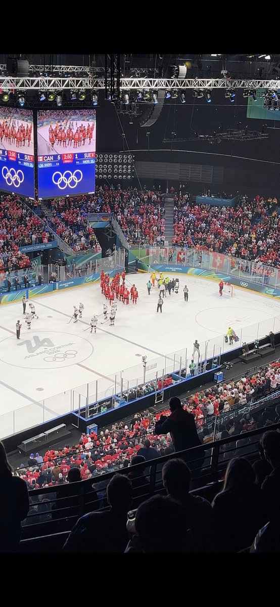 Tohle nevypadalo vůbec dobře. Kevin Fiala po střetu s Wilsonem opustil led na nosítkách. Kanaďané alespoň zareagovali gestem podpory…