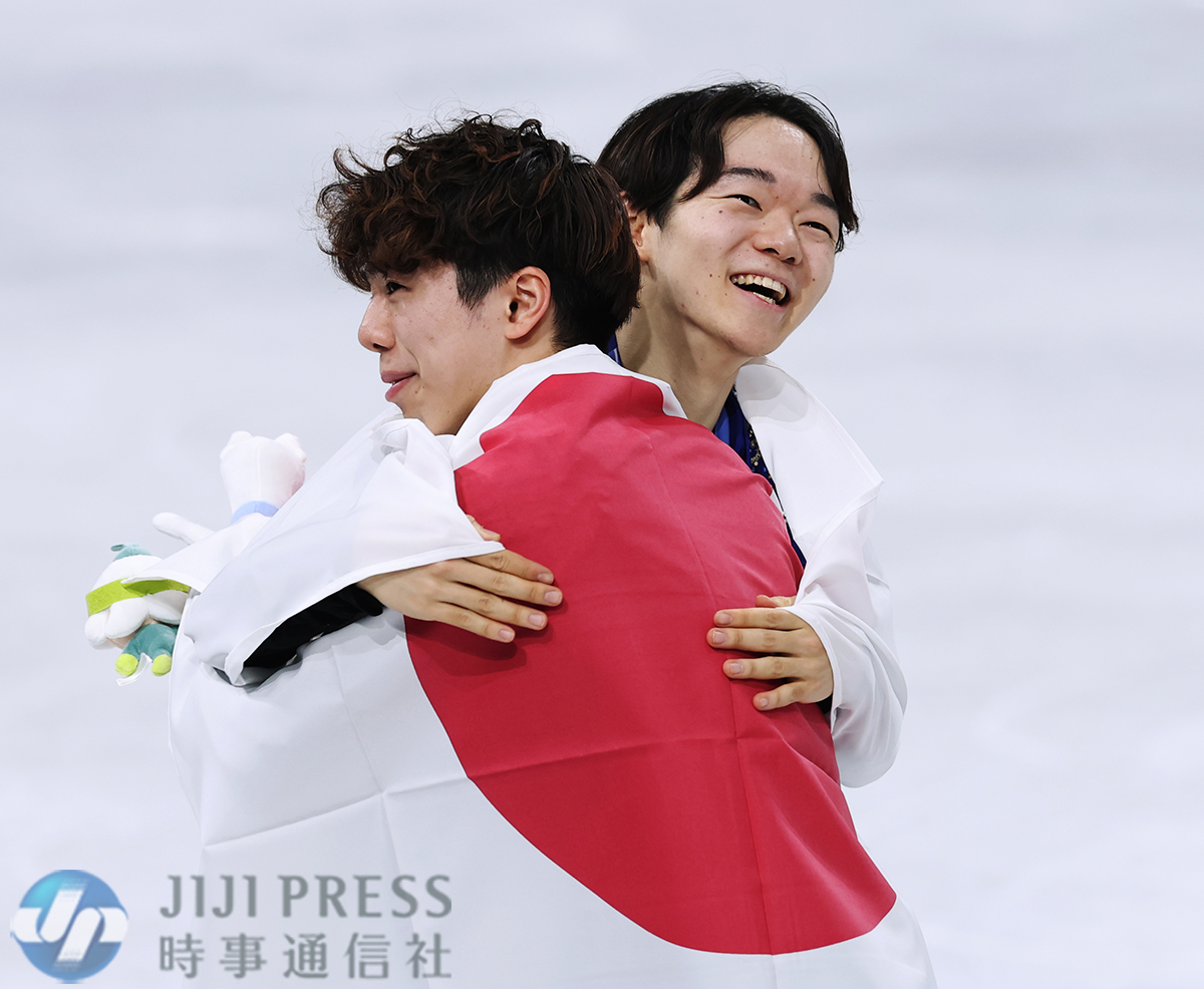 jiji_shashinbu's tweet photo. 🇮🇹 #ミラノ・コルティナオリンピック ❄️
表彰式後、抱き合って喜ぶフィギュアスケート男子で銀メダルの鍵山優真選手（右）と銅メダルの佐藤駿選手です。
#MilanoCortina2026 #TEAMJAPAN #鍵山優真 #佐藤駿 #フィギュアスケート https://t.co/wz9ddkXK3z