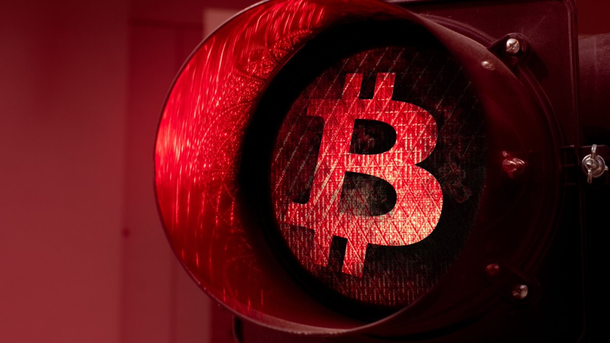 CryptoSems's tweet photo. 372 Milyon Dolarlık# Bitcoin Rezervi Olan Krallık 3 Haftadır Durmadan Satış Yapıyor..

#Butan hükümeti, son üç haftadır düzenli olarak gerçekleştirdiği Bitcoin (#BTC) satışlarına bir yenisini daha ekleyerek kripto para piyasasındaki hareketliliğini sürdürüyor.

Güney Asya’nın gizemli krallığı Butan, kripto para dünyasında sahip olduğu devasa Bitcoin rezervleriyle dikkat çekmeye devam ediyor. Arkham Intelligence tarafından paylaşılan zincir üstü verilere göre Butan, son üç haftadır her hafta düzenli olarak Bitcoin (BTC) satışı gerçekleştiriyor. Ülkenin son hamlesi ise yaklaşık 6,7 milyon dolar değerindeki varlığı borsalara transfer etmek oldu.

Butan’ın bu stratejik hamleleri, özellikle Eylül ayında gerçekleştirdiği 100 milyon dolar üzerindeki büyük satışın bir devamı niteliğini taşıyor. Ülke, madencilik faaliyetlerinden elde ettiği ödülleri belirli aralıklarla nakde çevirerek ekonomik döngüsüne dahil etmeyi hedefliyor. Ancak bu satışların periyodik bir hal alması, piyasa analistleri ve yatırımcılar tarafından yakından takip ediliyor.

Madencilik Faaliyetleri ve Halving Etkisi
Butan, madencilik kapasitesini artırmak amacıyla Bitdeer Technologies ile iş birliği yaparak 600 MW gücünde devasa bir tesis kurmayı planlamıştı. Ancak veriler, Nisan 2024’te gerçekleşen ve blok ödüllerinin yarıya düşmesi anlamına gelen Bitcoin halving etkinliğinden sonra madencilik hızının yavaşladığını gösteriyor. Ödüllerin azalması ve maliyetlerin değişmesiyle birlikte Butan’ın elindeki varlıkları kademeli olarak satma yoluna gittiği düşünülüyor.

Şu an itibarıyla Butan hükümetine ait olduğu tespit edilen cüzdanlarda yaklaşık 372 milyon dolar değerinde Bitcoin bulunuyor. Ülkenin elindeki bu devasa rezerv, Butan’ı dünyanın en büyük devlet düzeyindeki BTC sahiplerinden biri konumunda tutmaya devam ediyor. Üç haftadır süregelen bu satış baskısının önümüzdeki günlerde de devam edip etmeyeceği ise kripto para topluluğunda merak konusu olmaya devam ediyor.

#eth #OnsAltın #silver #coin #Bnb