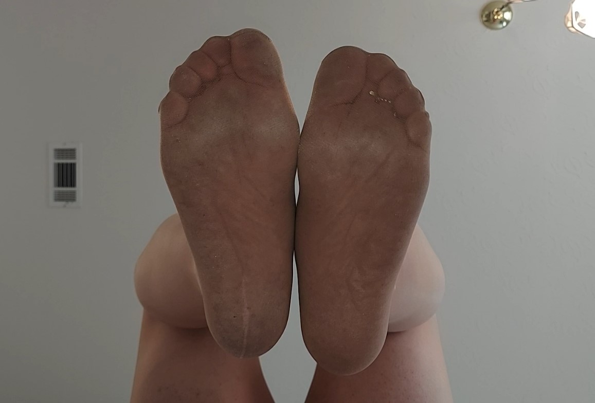 holliehosiery's tweet photo. big sweaty #pantyhosebutt #Nylonbutt and big, #dirtyfeet #smellyfeet in #suntanpantyhose! (OC) ❤️🔥
#butts #bigbutts #bubblebutts #milfbutts #sheerrear #nylonbutts #pantyhosebutts #nylonass #pantyhoseass #assintights #buttsintights #Milfs #pantyhose #Nylons #nylonsoles #nylonfeet https://t.co/DLtt3IMgKu