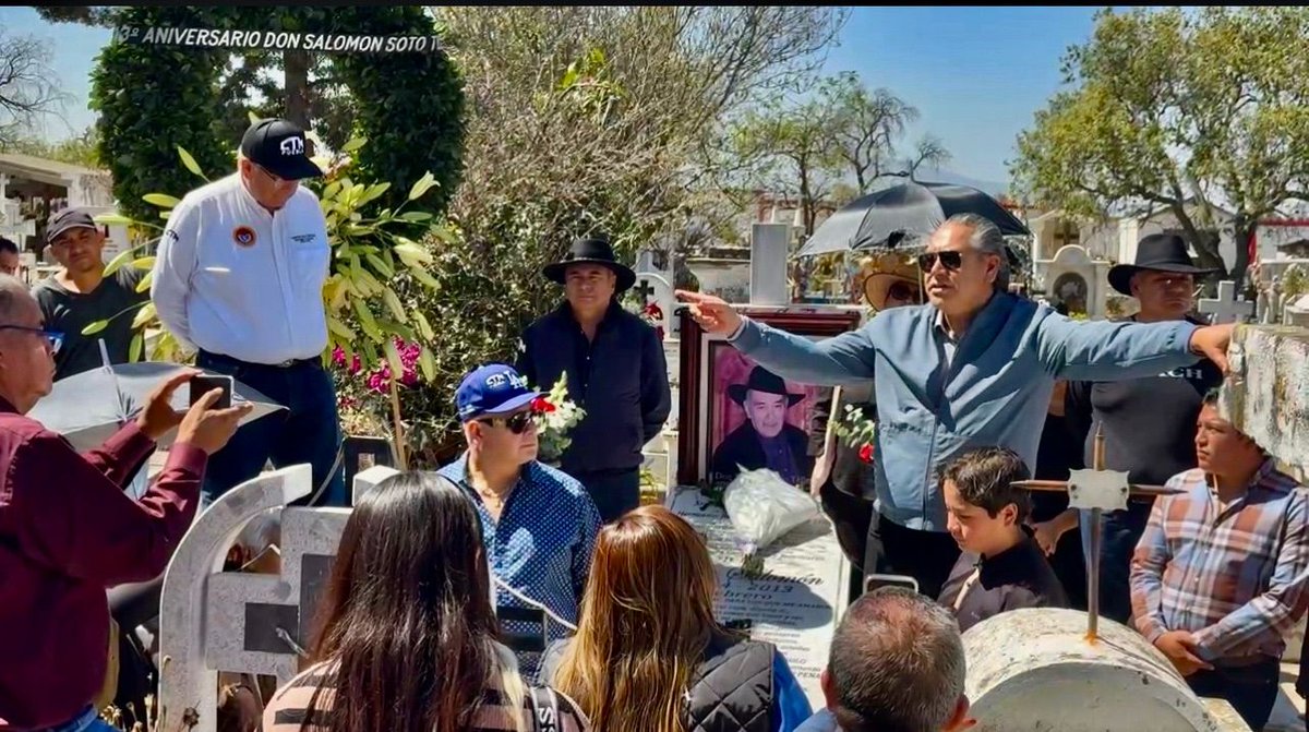 #Honores #GranLíder
Trabajadores, Trabajadoras y líderes sindicales; brindan HOMENAJE su LIDER VITALICIO, el Cetemista DON SALOMÓN SOTO TÉLLEZ en su 13° Aniversario Luctuoso. Le reconocen ser defensor del tripartismo, de la contratación colectiva y su trabajo incansable para