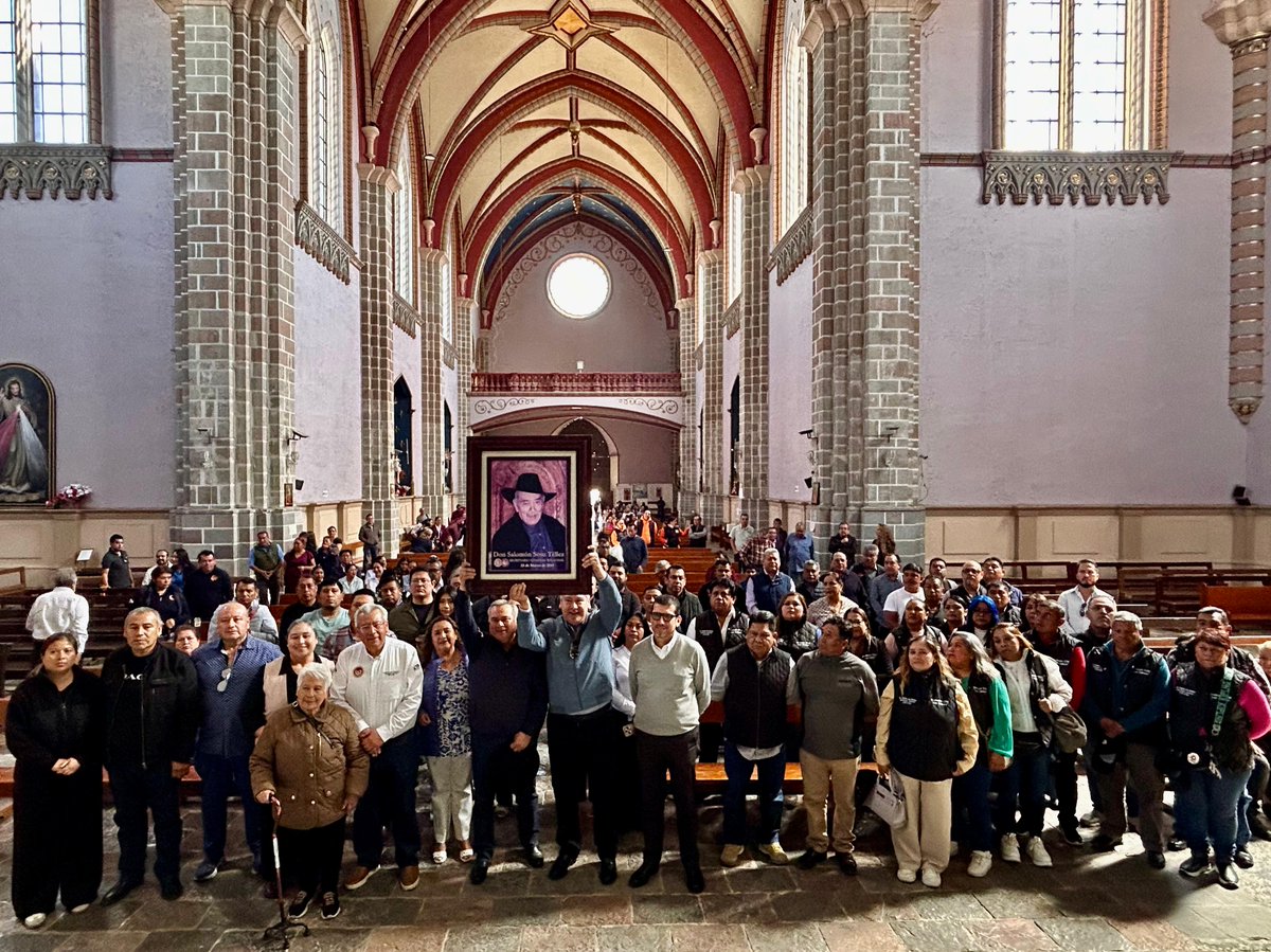 SUFRAGIOrevista's tweet photo. #Honores #GranLíder
Trabajadores, Trabajadoras y líderes sindicales; brindan HOMENAJE su LIDER VITALICIO, el Cetemista DON SALOMÓN SOTO TÉLLEZ en su 13° Aniversario Luctuoso. Le reconocen ser defensor del tripartismo, de la contratación colectiva y su trabajo incansable para mejorar la calidad de vida de trabajadoras, trabajadores y sus familias.