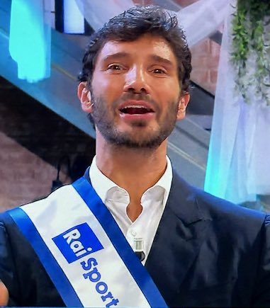 ROGERISNOW's tweet photo. La vera e sola fascia da Sindaco RAI di @ste_demartino è e resta questa 😂😂😂😂😂 #RaiSport #Olympics2026 #AffariTuoi @RaiUno @RaiSport https://t.co/mR1I8HPABU