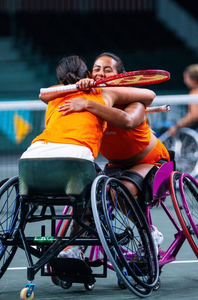 MinDeporteCol's tweet photo. 🎾🏆¡Más cerca del trofeo!

En el ITF 500 de Rotterdam la tenista colombiana en silla de ruedas Angélica Bernal y su compañera Ksenia Chasteau de 🇫🇷vencieron a Jiske Griffoen y Lucy Shuker 5-7, 6-3 y 10-8.

En la final enfrentarán a Diede De Groot y Aniek Van Koot. https://t.co/ErxyTZLB26