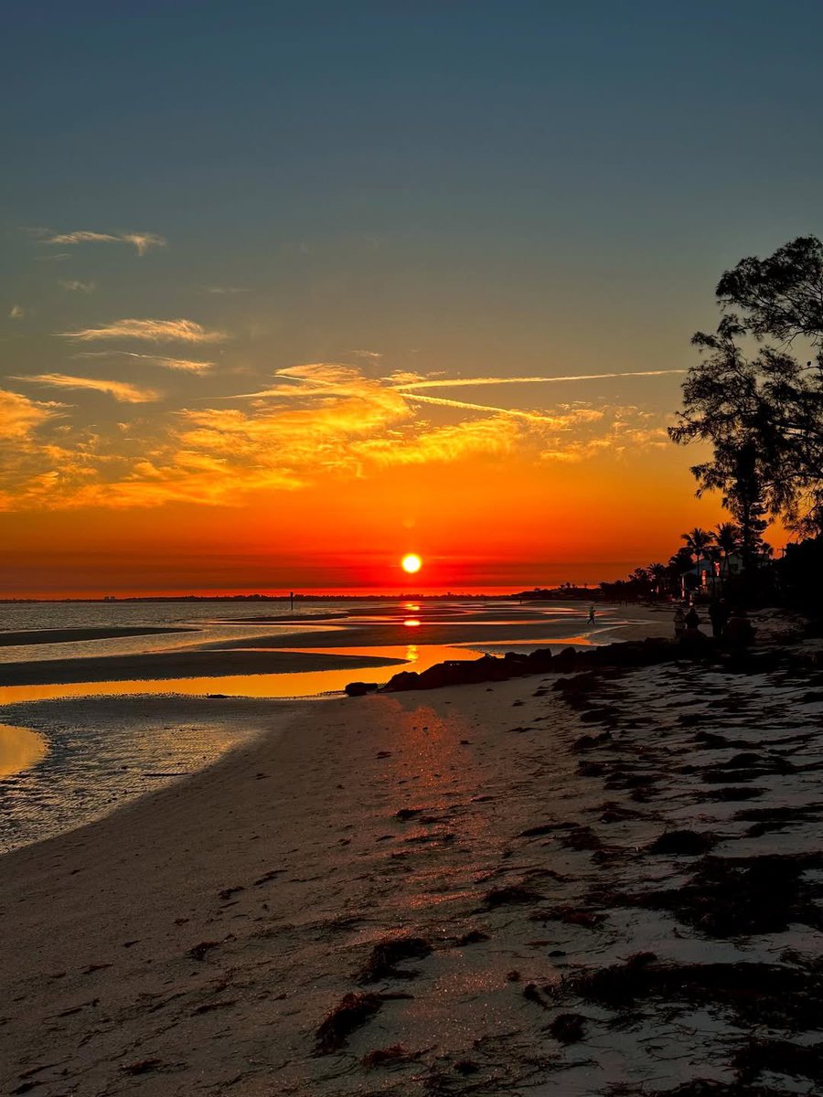 NashWX's tweet photo. Sunrise from Anna Maria Island. 🌅🏝️ 

When February forgets its winter, mornings can feel like a reward.

Sent in by: Samantha Somers (2/3/26)
#weather #florida #flwx #stormhour #wx https://t.co/3G4yHz2iGw