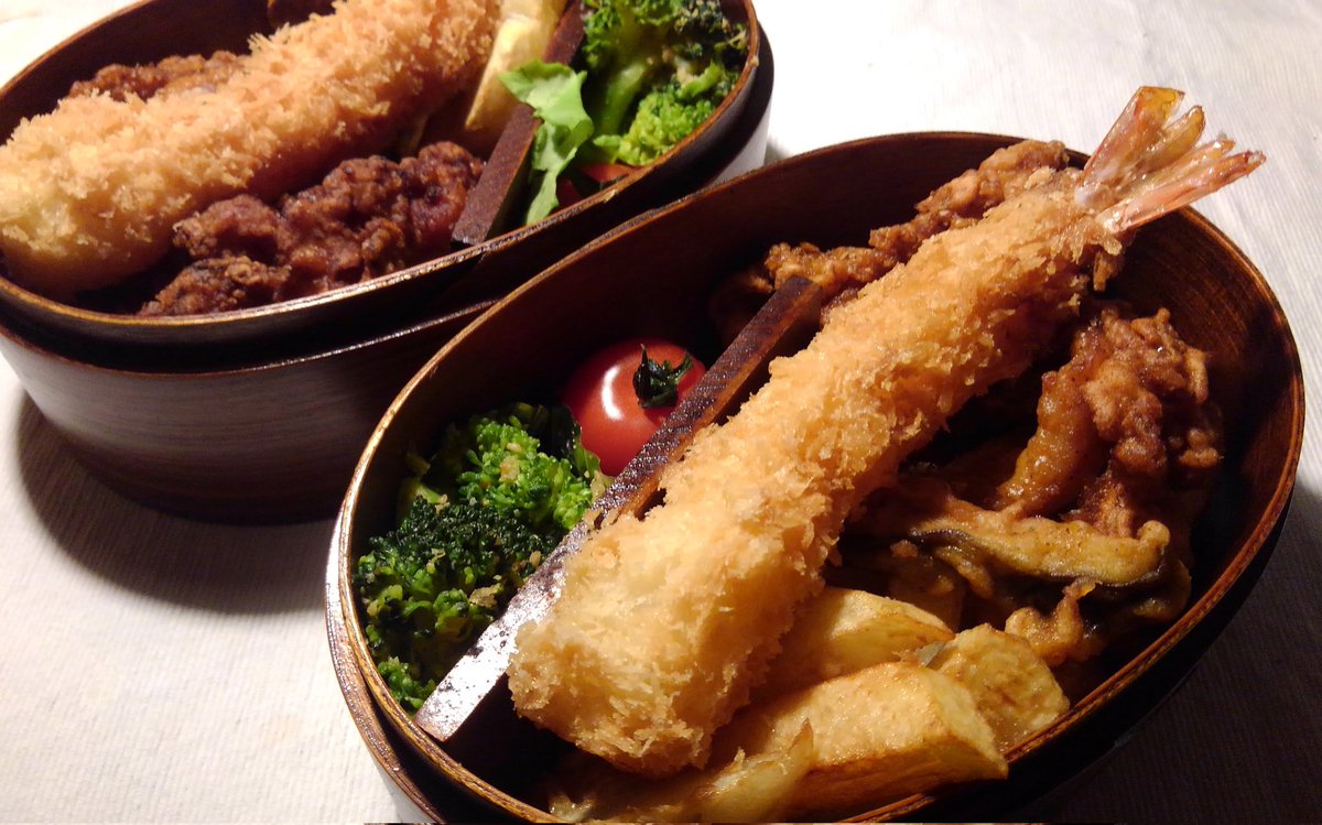 robounostone's tweet photo. きょうは別居息子と泊まりで雪遊びに。弁当はファミチキ風唐揚げ、エビフライ(冷食)、フライドポテト、ブロッコリーのごま和え。おにぎりは鮭とワカメ。毎回同じですね。 https://t.co/GrVH05lXtZ