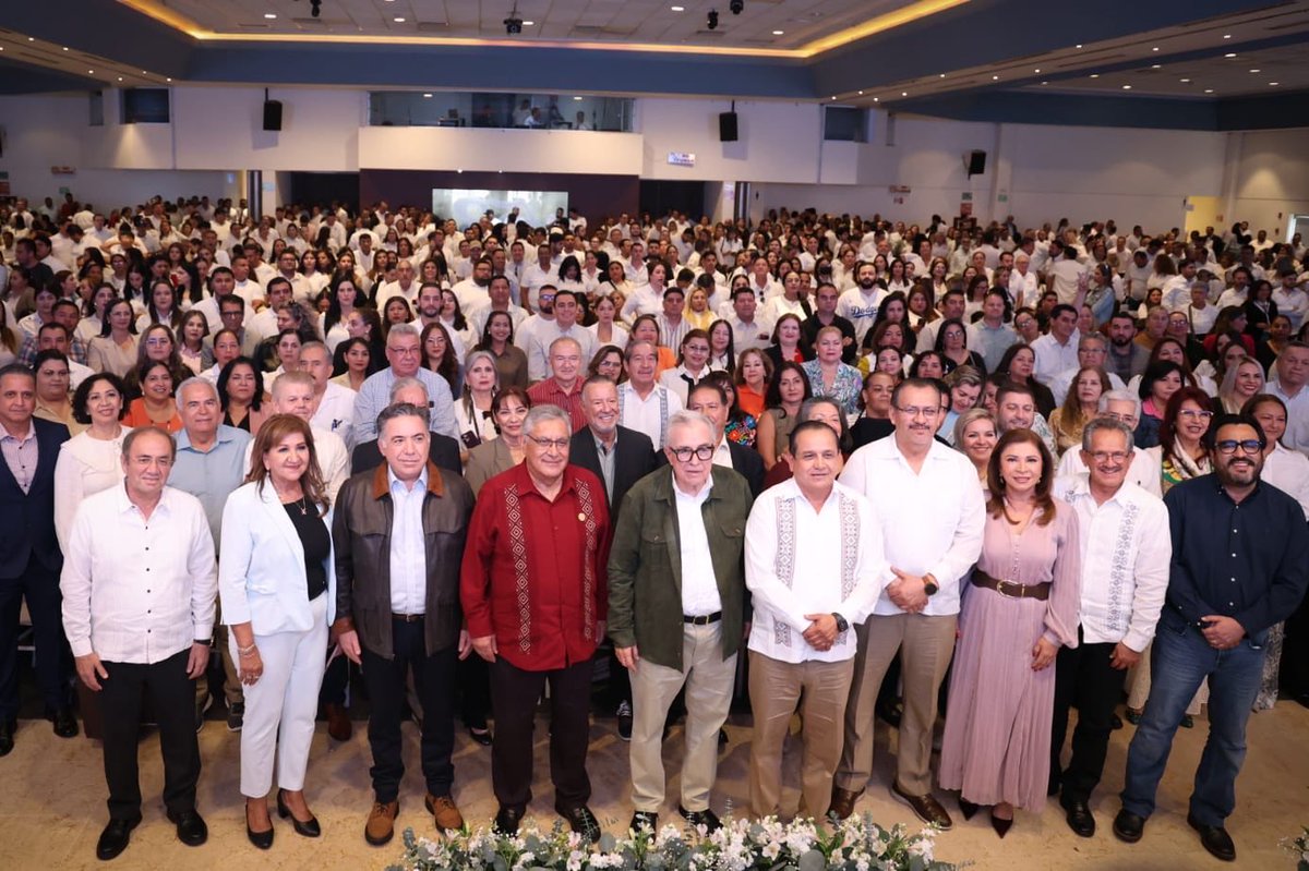 #NoticiasCOBAES | El director de COBAES, <a href="/SanInzunza/">Santiago Inzunza Cazares</a>, acompañó al gobernador <a href="/rochamoya_/">Rubén Rocha Moya</a> y a dirigentes del SNTE en la entrega de mil 58 memorándums de base a Personal de Apoyo y Asistencia a la Educación, fortaleciendo la certeza laboral de las y los trabajadores en Sinaloa.