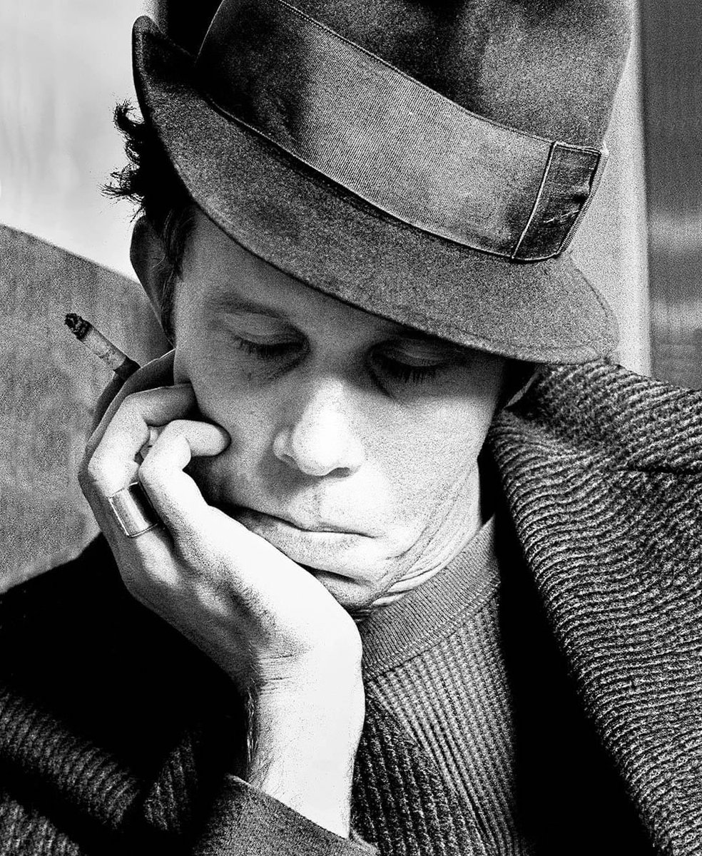 "Siamo sepolti sotto il peso dell'informazione, che viene confusa con la conoscenza; la quantità viene confusa con l'abbondanza e la ricchezza con la felicità. Siamo scimmie con soldi e armi."

Tom Waits 🍺
