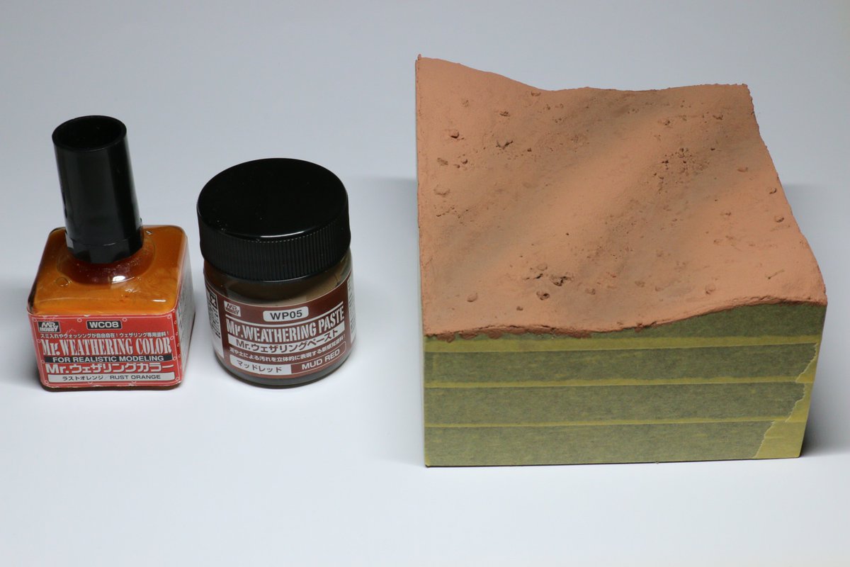 せっかくAM誌の作例担当したけどベースの解説は端折られてるんでつらつらと。
①芯材はスタイロフォーム、側面は2.5㎜厚べニア
②水性ウレタンニスで塗装
③地面は床補修材。砂、砂利を撒きつつ
④WPを塗布。メラニンスポンジでポンポンする。

#アーマーモデリング