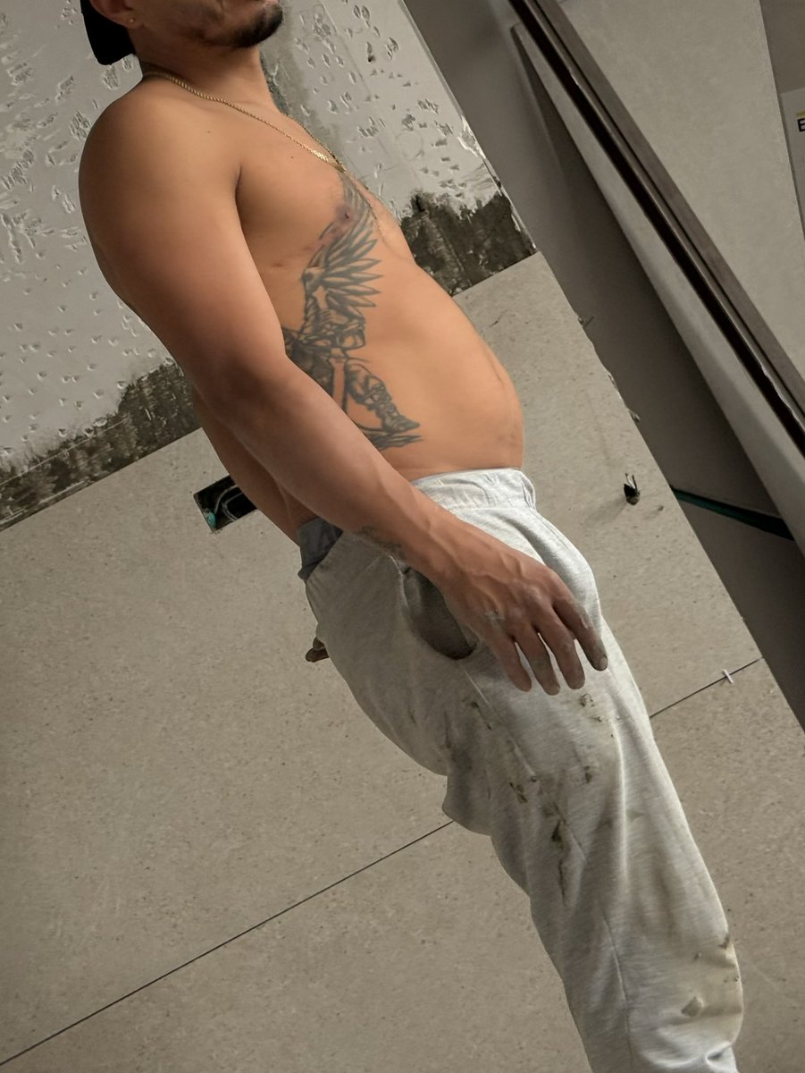paquetes_bultos's tweet photo. Ir a obra nunca falla. Miren a este albañil trabajando bien a gusto. #cruisingmedellin #morbo #bolaslibres #erección #machos #culiones #versatil #vergones #bultoshombres #paqueteshombres https://t.co/B7pWxdUrU6