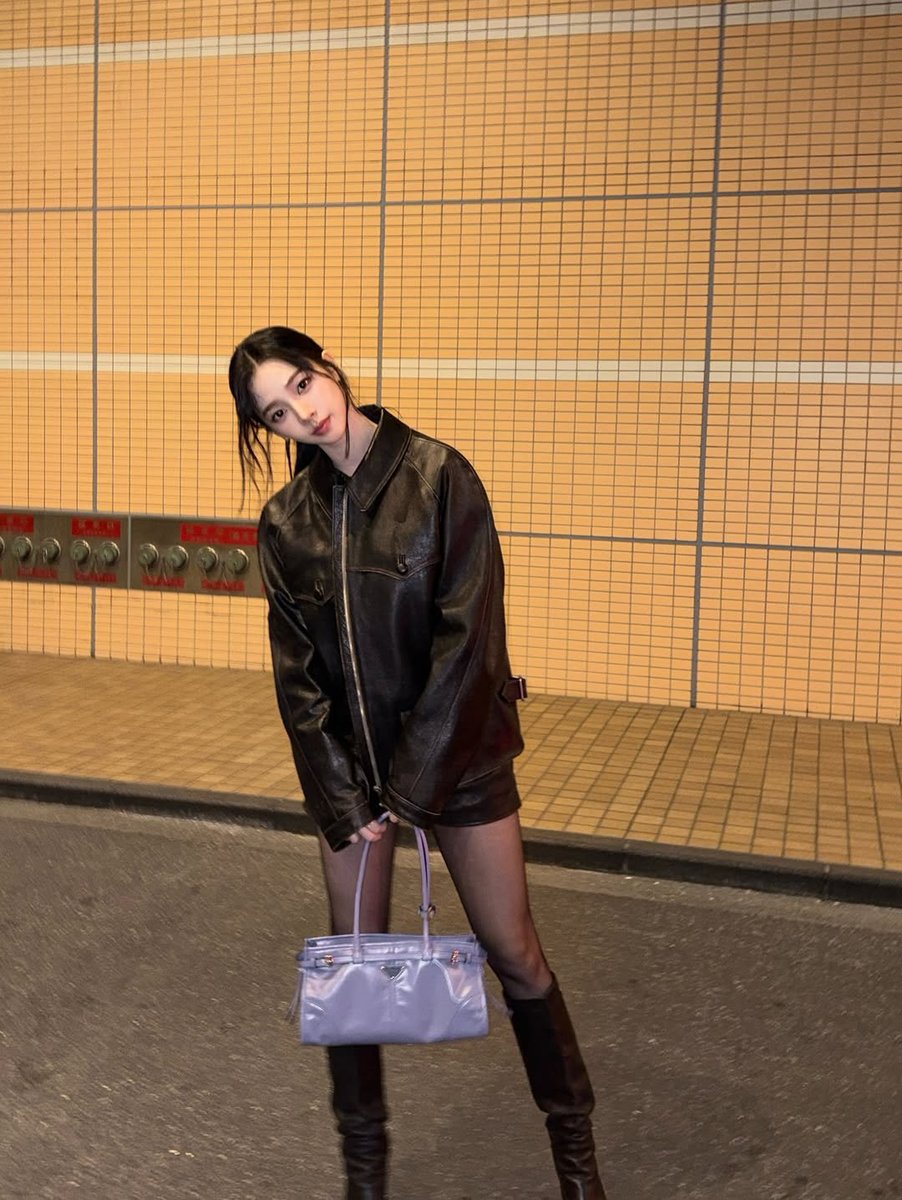 The black jacket I’m wearing feels like a shield, bold, strong, a little mysterious. Behind its simple look, there’s a quiet confidence slowly growing.