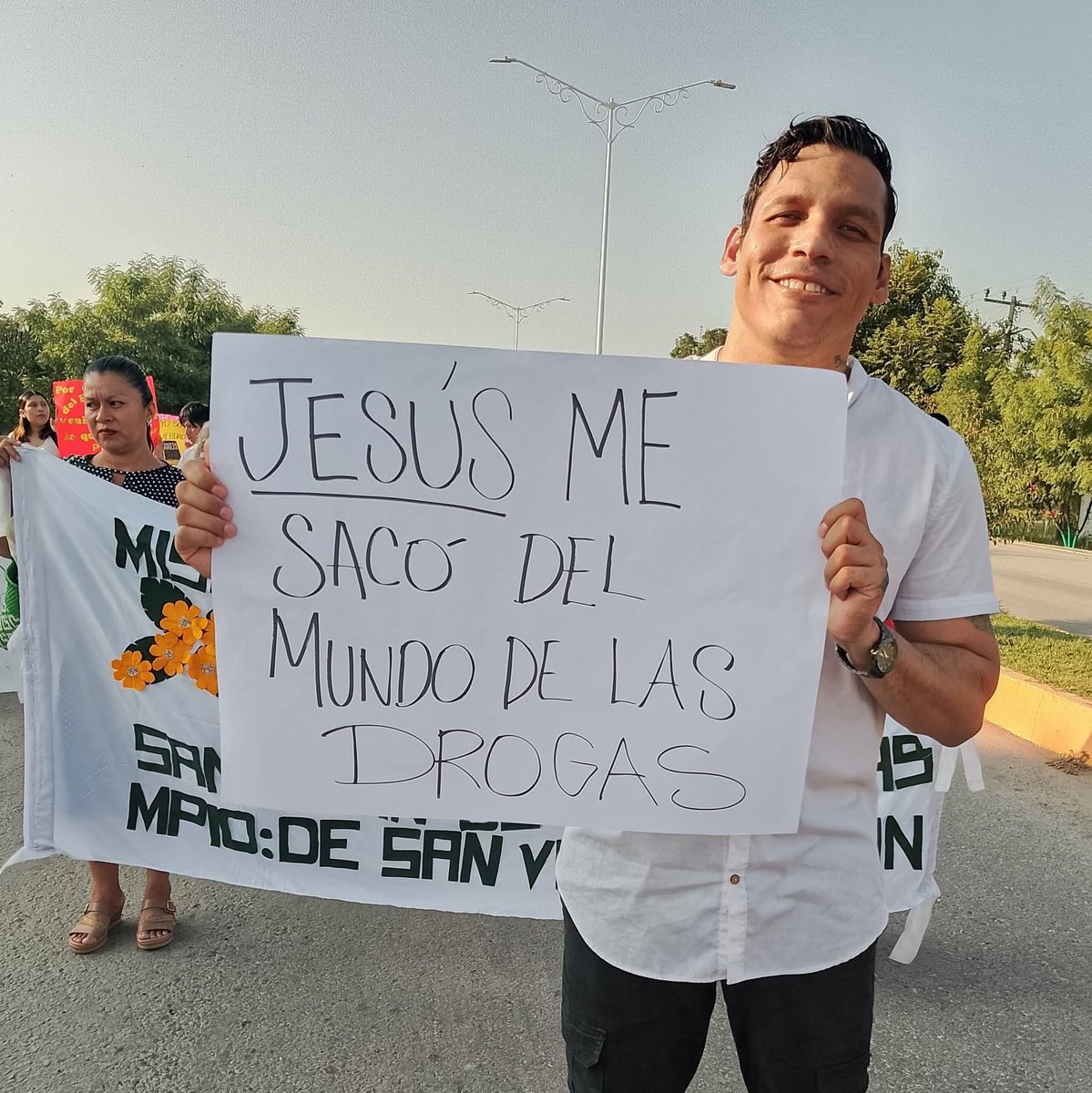 Hay discursos que no son inocentes. Y este es uno de ellos.

Decir que eras “poseído por demonios” por vivir como homosexual. Decir que tenías VIH y que “Cristo te sanó”. Decir que todo eso era parte de una vida que debía ser “renunciada” para ser limpio, puro y salvo… no es